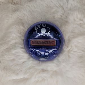 20Q Blue 2005 Vintage Question Answering Game Radica Round